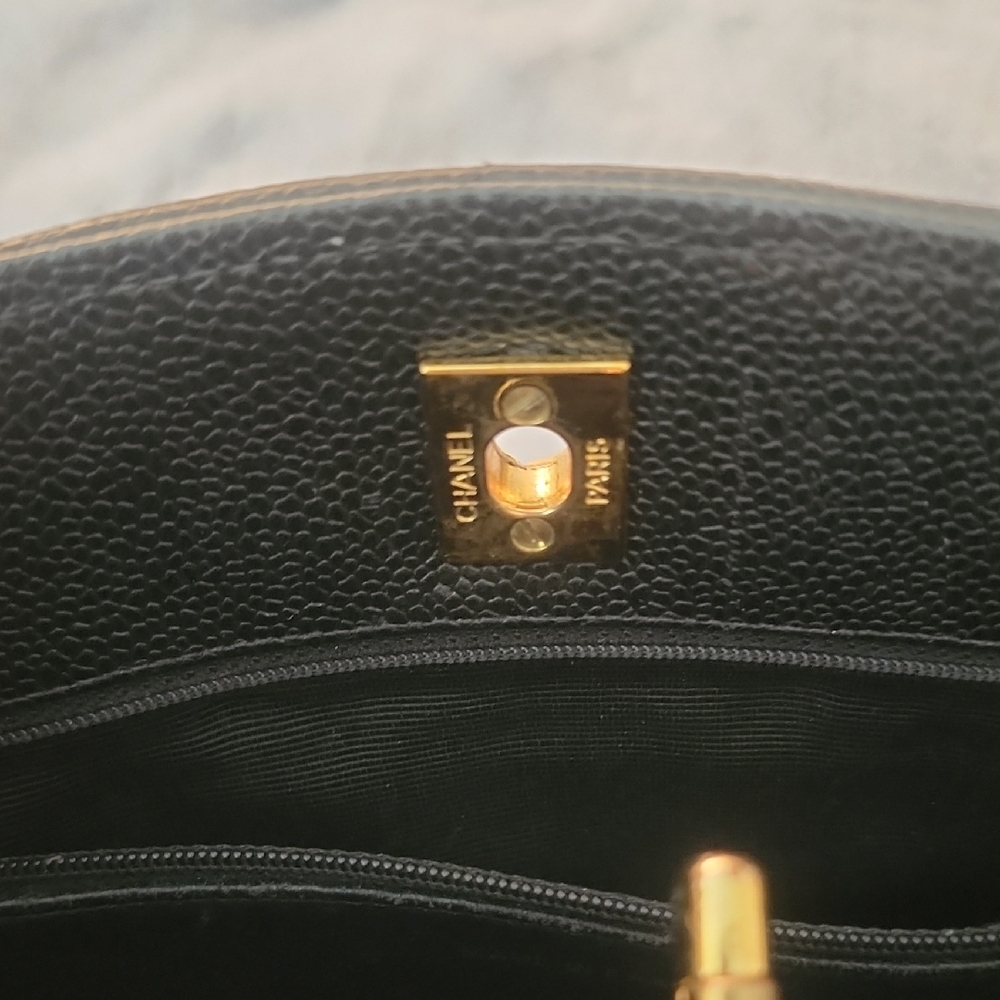 💯 Classic Chanel Black Quilted Shoulder Bag with Gold Chain - Picture 4 of 9